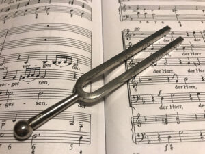 Stimmgabel auf Noten von Israels Bruennlein von J.H. Schein